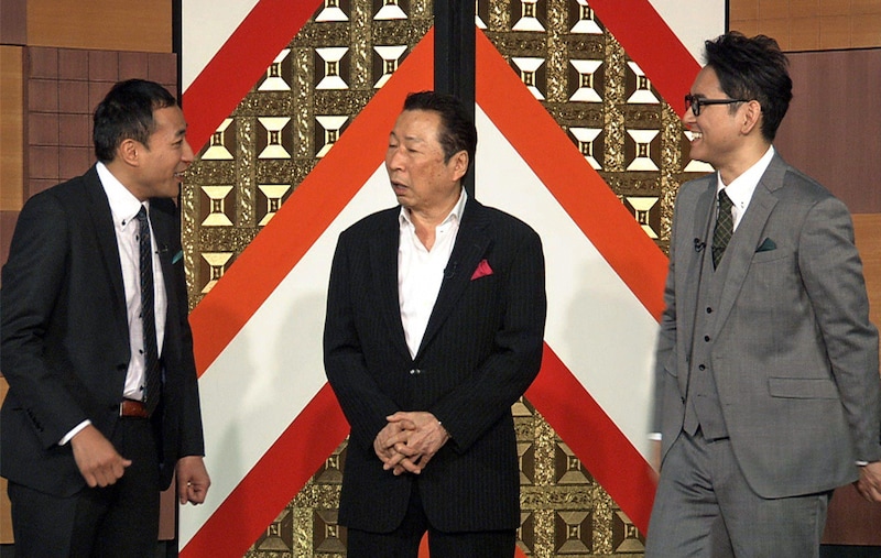 「お笑い演芸館」に出演するナイツと石倉三郎（中央）。(c)BS朝日