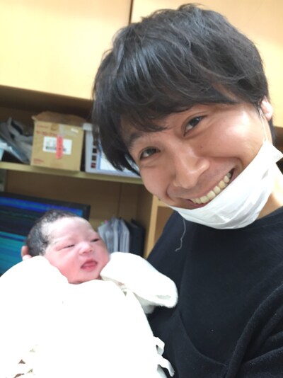 第1子となる女児が誕生したトップリード新妻。(c)太田プロダクション