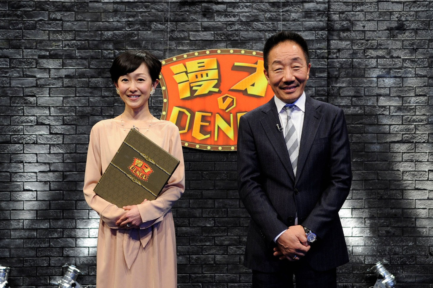 「漫才のDENDO」司会の中田カウス（右）、加藤明子ABCアナウンサー（左）。(c)ABC