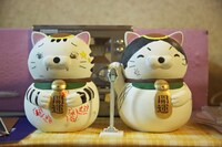 「笑う招き猫」より。