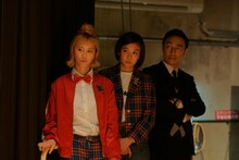 松井玲奈、清水富美加（左から）扮するアカコとヒトミ、東京03角田扮する永吉マネージャー。