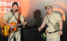 「髑髏島の歌」を披露するANZEN漫才。