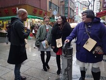 「旅ずきんちゃん」で横浜中華街を巡る（左から）バイきんぐ小峠、堀田茜、平野ノラ、メイプル超合金・安藤なつ。(c)CBC