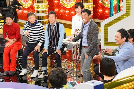 芸人の妻たちとトークする明石家さんまら。(c)MBS