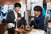 「釣りバカ日誌 Season2 新米社員 浜崎伝助」に出演するオードリー若林、濱田岳（左から）。