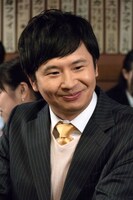 オードリー若林扮する鮫山浩太郎。