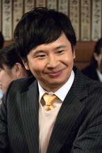 オードリー若林扮する鮫山浩太郎。