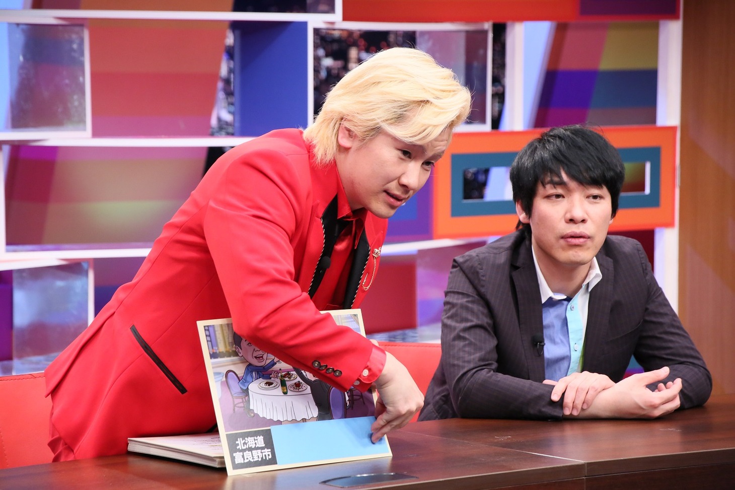 「採用！フリップNEWS」に出演する（左から）メイプル超合金カズレーザー、麒麟・川島。(c)中京テレビ