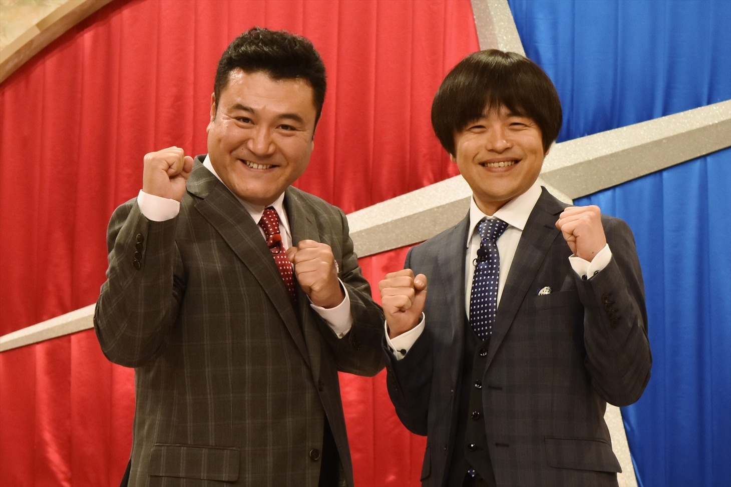 「笑×演」MCの（左から）アンタッチャブル山崎、バカリズム。