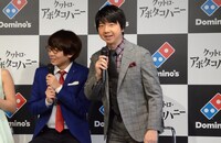 記者からの反応がなく不安になる三四郎・相田（右）。