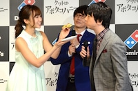 吉木りさ（左）にピザを食べさせてもらう三四郎・相田（右）。