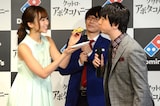 吉木りさ(左)にピザを食べさせてもらう三四郎・相田(右)。
