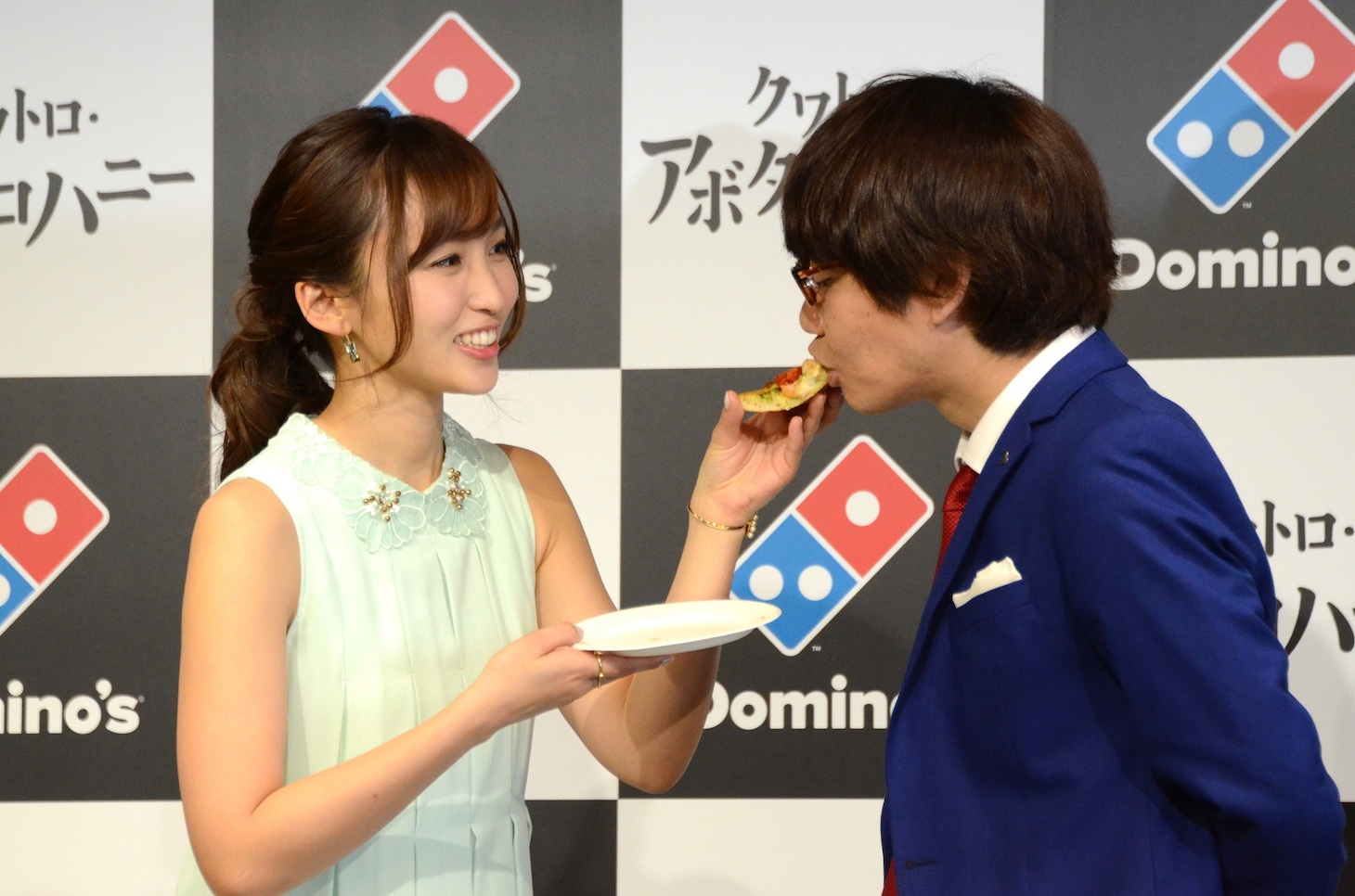 吉木りさ（左）にピザを食べさせてもらう三四郎・小宮（右）。