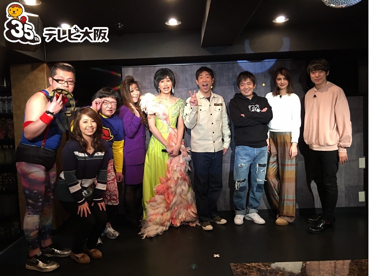 「ものまねショーパブ アラジン」を訪れた「わざわざ言うテレビ」レギュラー陣と原口あきまさ。