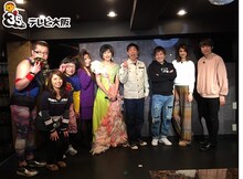 「ものまねショーパブ アラジン」を訪れた「わざわざ言うテレビ」レギュラー陣と原口あきまさ。