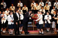 宮崎香蓮に花束を渡す博多大吉（手前中央）。