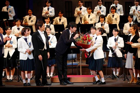 宮崎香蓮に花束を渡す博多大吉（手前中央）。