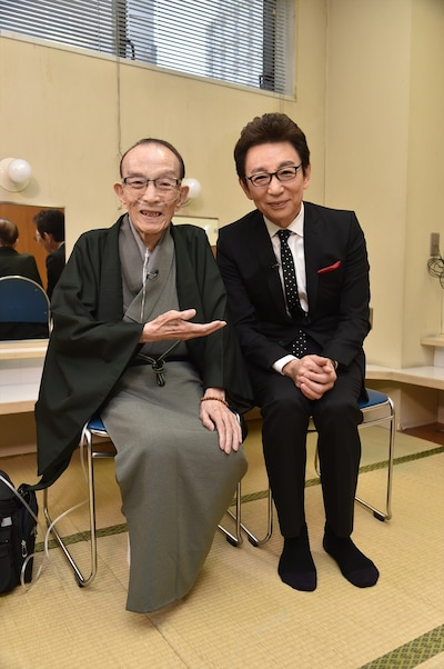 「平成28年度の主役が大集結！古舘伊知郎ショー～THE・マッチメイカー～」に出演する、（左から）桂歌丸、古舘伊知郎。(c)テレビ朝日