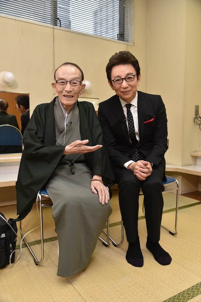 「平成28年度の主役が大集結！古舘伊知郎ショー～THE・マッチメイカー～」に出演する、（左から）桂歌丸、古舘伊知郎。(c)テレビ朝日