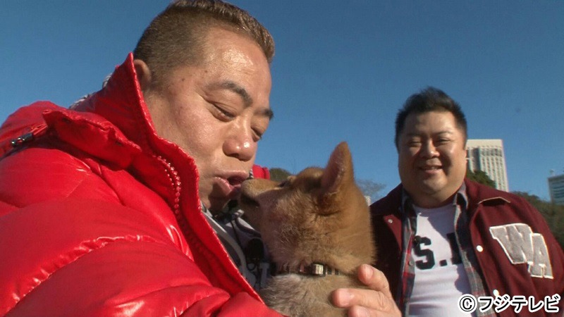 「金曜プレミアム『爆笑もしものワンニャン生活～芸能人がペットを飼ったらこうなった～』」に出演する出川哲朗（左）と、ブラックマヨネーズ小杉（右）。