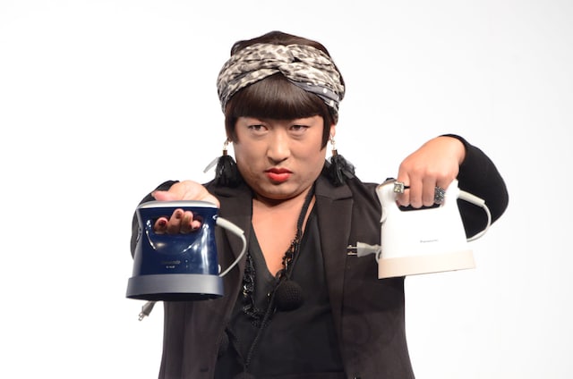 衣類スチーマーを持つYOKO FUCHIGAMI。