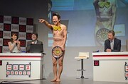 ネタを披露するアキラ100%。