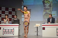ネタを披露するアキラ100%。