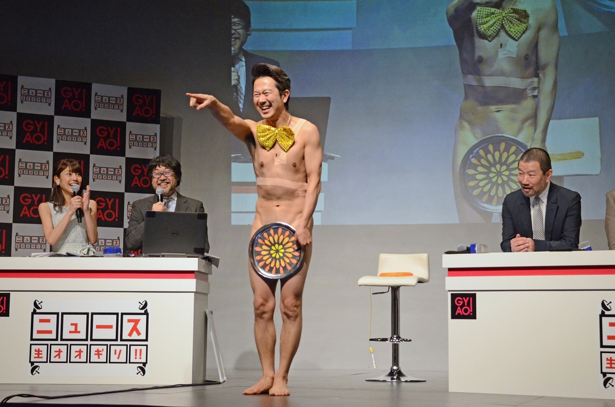 ネタを披露するアキラ100%。