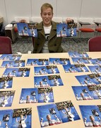 DVDジャケットにサインを記入する、じゅんいちダビッドソン。