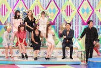 「深夜でロンドンハーツ」で展開される「抱きたい女-1GP 団体戦」に登場する「有吉プロダクション」のメンバー。(c)テレビ朝日