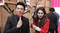 左からピース綾部、平野ノラ。(c)テレビ東京