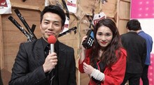 左からピース綾部、平野ノラ。(c)テレビ東京