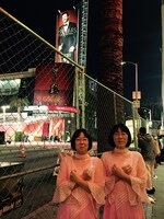 オスカー像になりきる阿佐ヶ谷姉妹。