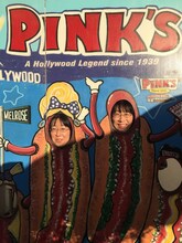 ピンクスの看板に顔をはめ込む阿佐ヶ谷姉妹。