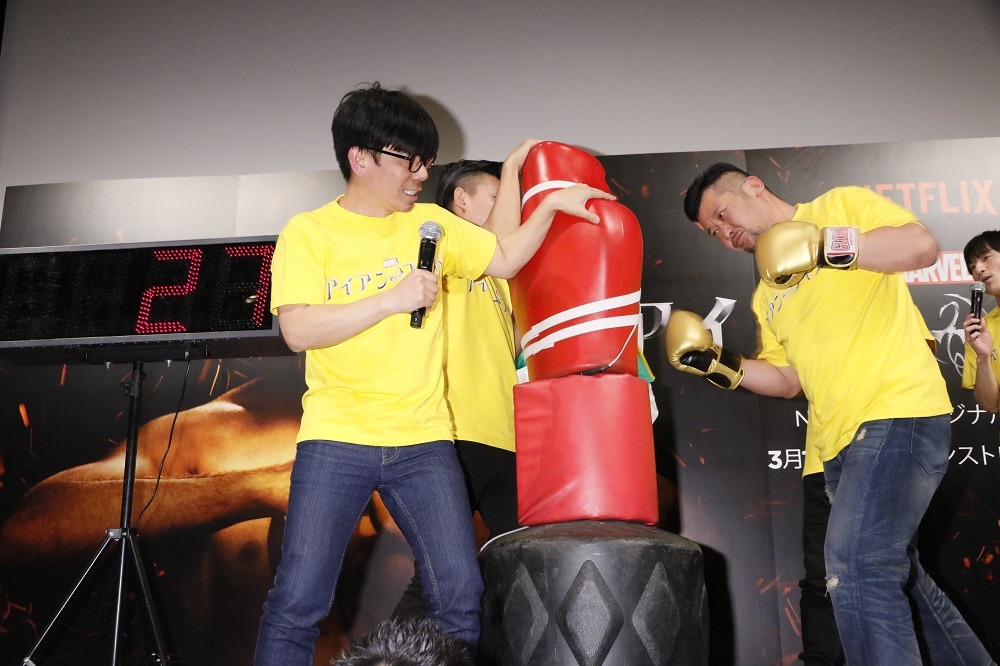 Netflixのドラマ「Marvel アイアン・フィスト」のイベントで、パンチを繰り出すケンドーコバヤシ（右）と、バッファロー吾郎・竹若（左）。