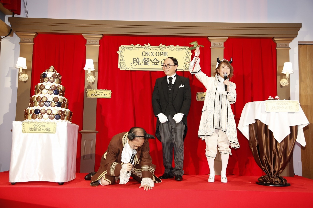 チョコパイのドレスアップ対決で鈴木奈々（右）に敗れて崩れ落ちるトレンディエンジェル斎藤（左）。