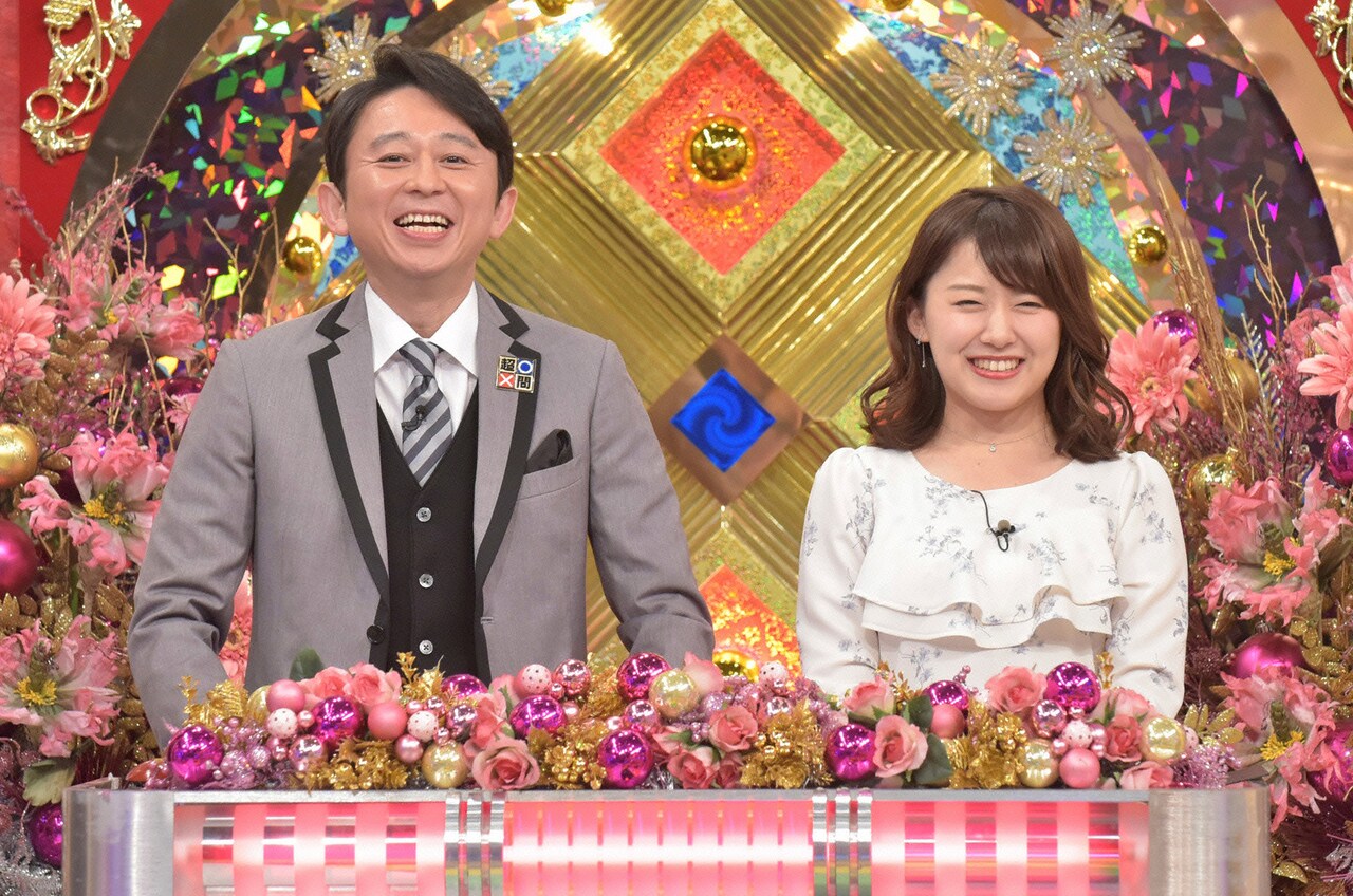 左から有吉弘行、尾崎里紗アナウンサー。(c)日本テレビ