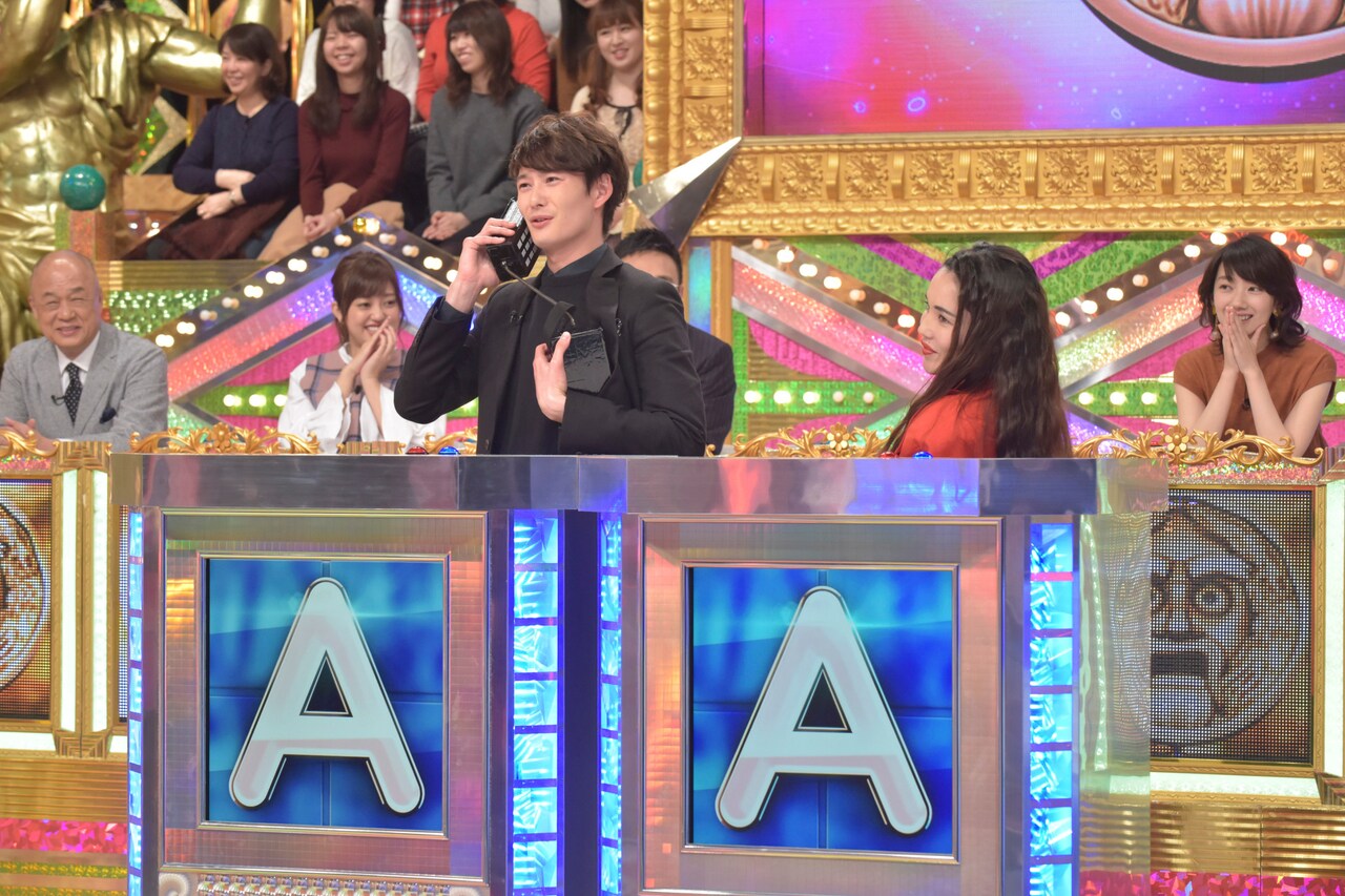 平野ノラが岡田将生とクイズ対決、ショルダーフォン渡してムチャぶり