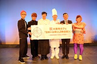 囲み取材の様子。