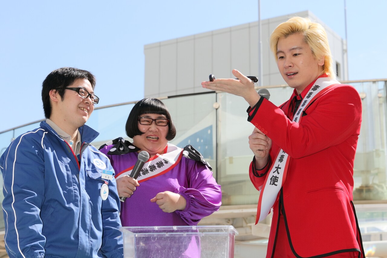 メイプルが「毒毒毒毒毒毒毒毒毒展」PR大使に、カズ「名刺100枚用意して」