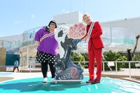 「毒毒毒毒毒毒毒毒毒展・痛（もうどく展2）」をPRする“もうどく大使”に就任したメイプル超合金。