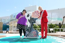 「毒毒毒毒毒毒毒毒毒展・痛（もうどく展2）」をPRする“もうどく大使”に就任したメイプル超合金。