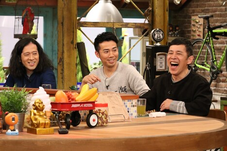 （左から）ピースとナインティナイン岡村。(c)関西テレビ