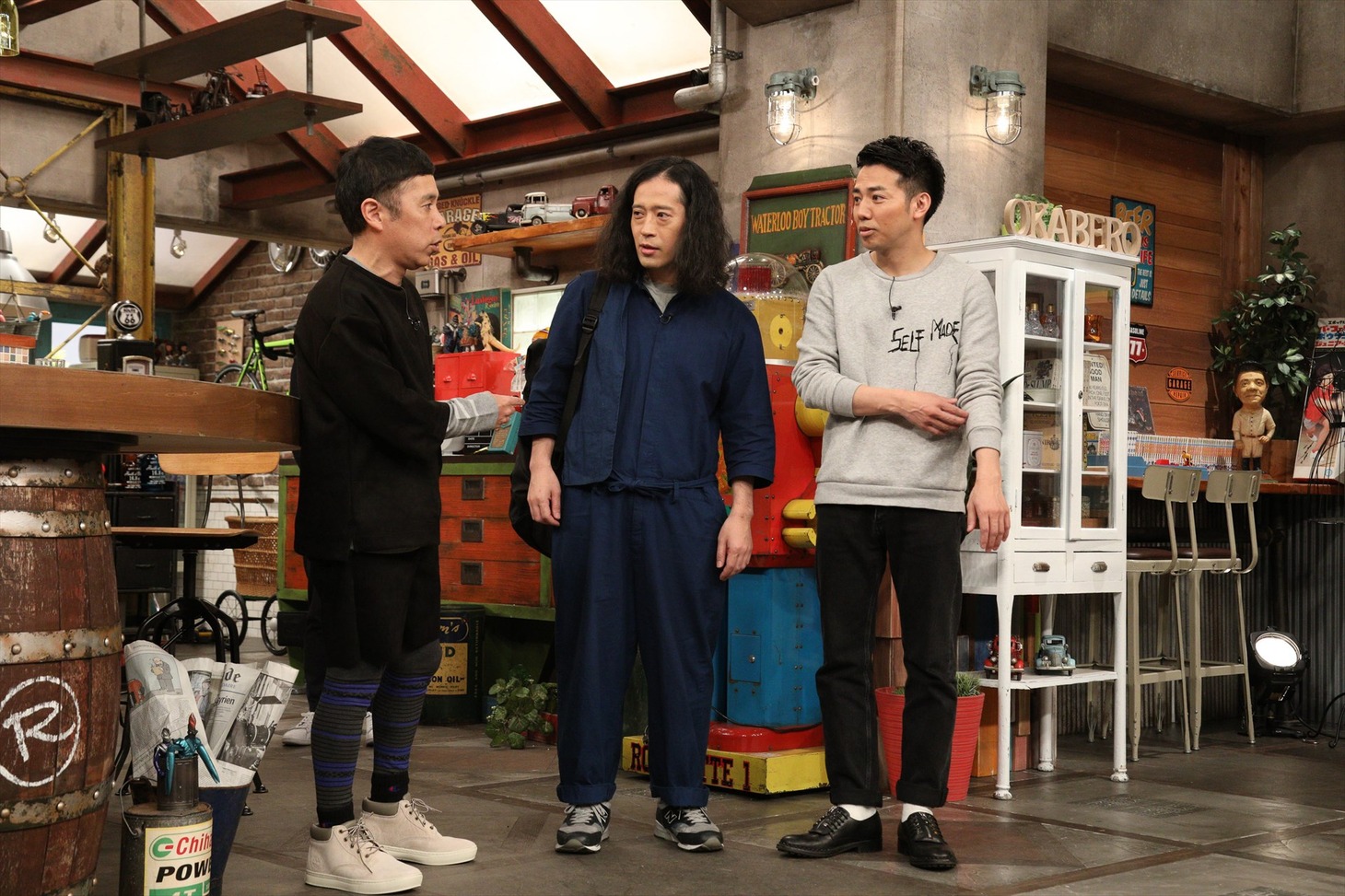 （左から）ナインティナイン岡村、ピース。(c)関西テレビ