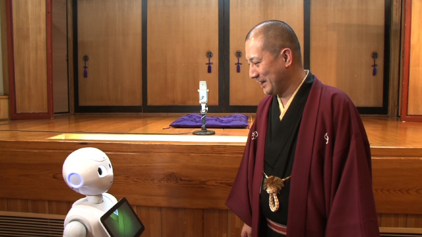 家庭用人型ロボット・Pepperの「飛び出すロボ落語」を監修した春風亭一之輔（右）。