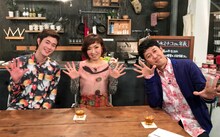 「金曜日くらい褒められたい」に出演する清水ミチコ（中央）、小籔千豊（右）、宮沢氷魚（左）。(c)BS朝日