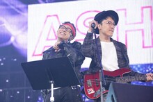 東京03角田と大竹マネージャー（左から）。(c)テレビ東京