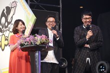 司会の松丸友紀アナウンサーとおぎやはぎ。(c)テレビ東京