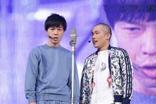 ハライチ岩井と助っ人のラブレターズ塚本。(c)テレビ東京