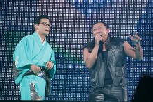 ロバート秋山扮するL.A.コブラのパフォーマンスの様子。(c)テレビ東京